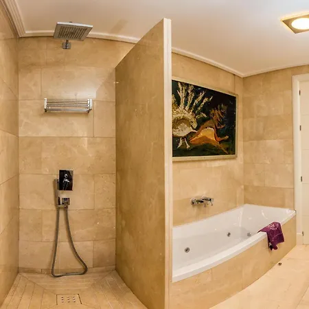 Apartment 2 Bedroom With Pool In The Heart Of Puerto Banus Marbella